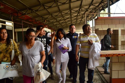 Alejandra Barrales mostr&oacute; su apoyo a Humberto Lozano y lo acompa&ntilde;&oacute; en su segunda visita al mercado Hidalgo