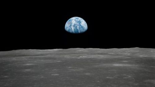 El hombre en la Luna y su &uacute;nica l&iacute;nea de comunicaci&oacute;n con la Tierra